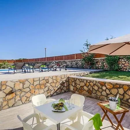 Sleeps 4 Pool Air Con Wifi Vila *