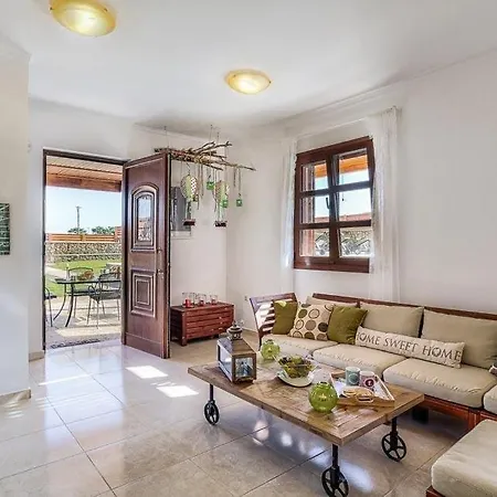 Sleeps 4 Pool Air Con Wifi Vila