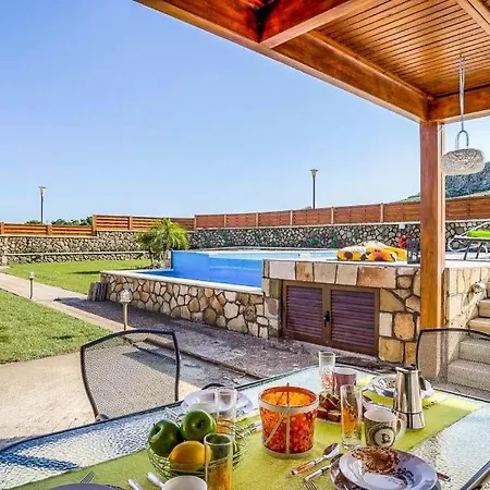 Sleeps 4 Pool Air Con Wifi Vila *