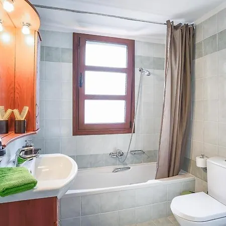 Sleeps 4 Pool Air Con Wifi