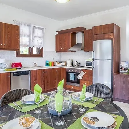 Sleeps 4 Pool Air Con Wifi